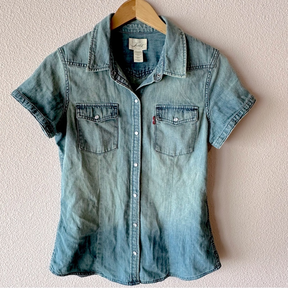 LEVI’s Short Sleeved Denim Shirt/Blouse, Denim Blue - Sz. M   •NWOT•